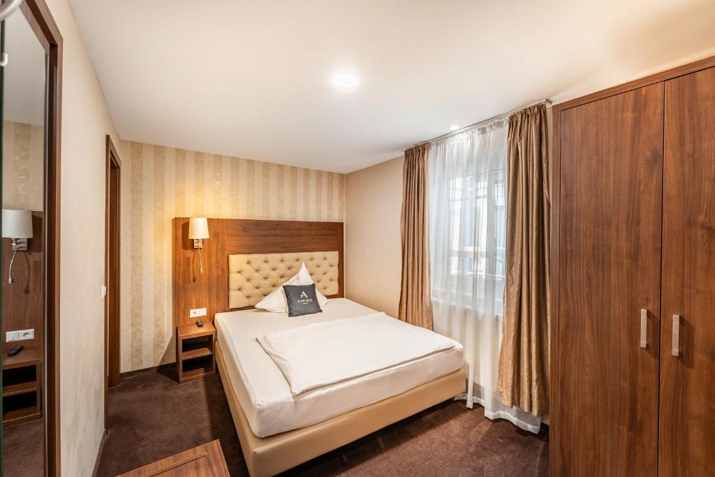 Ein Bett oder Betten in einem Zimmer der Unterkunft Aspire Castillo Reutlingen, Trademark Collection by Wyndham