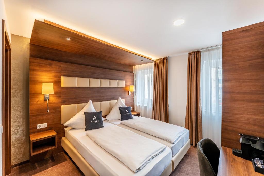 Ein Bett oder Betten in einem Zimmer der Unterkunft Aspire Castillo Reutlingen, Trademark Collection by Wyndham