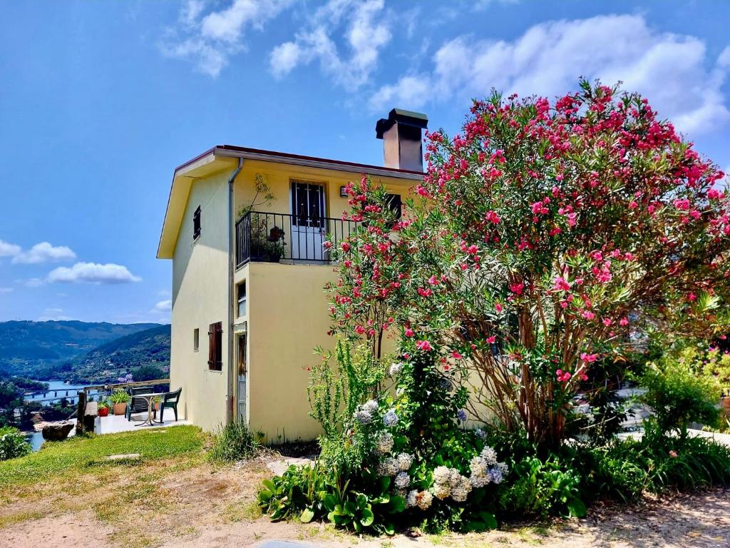 a small house with flowers in front of it at Mélita Guesthouse in Braga