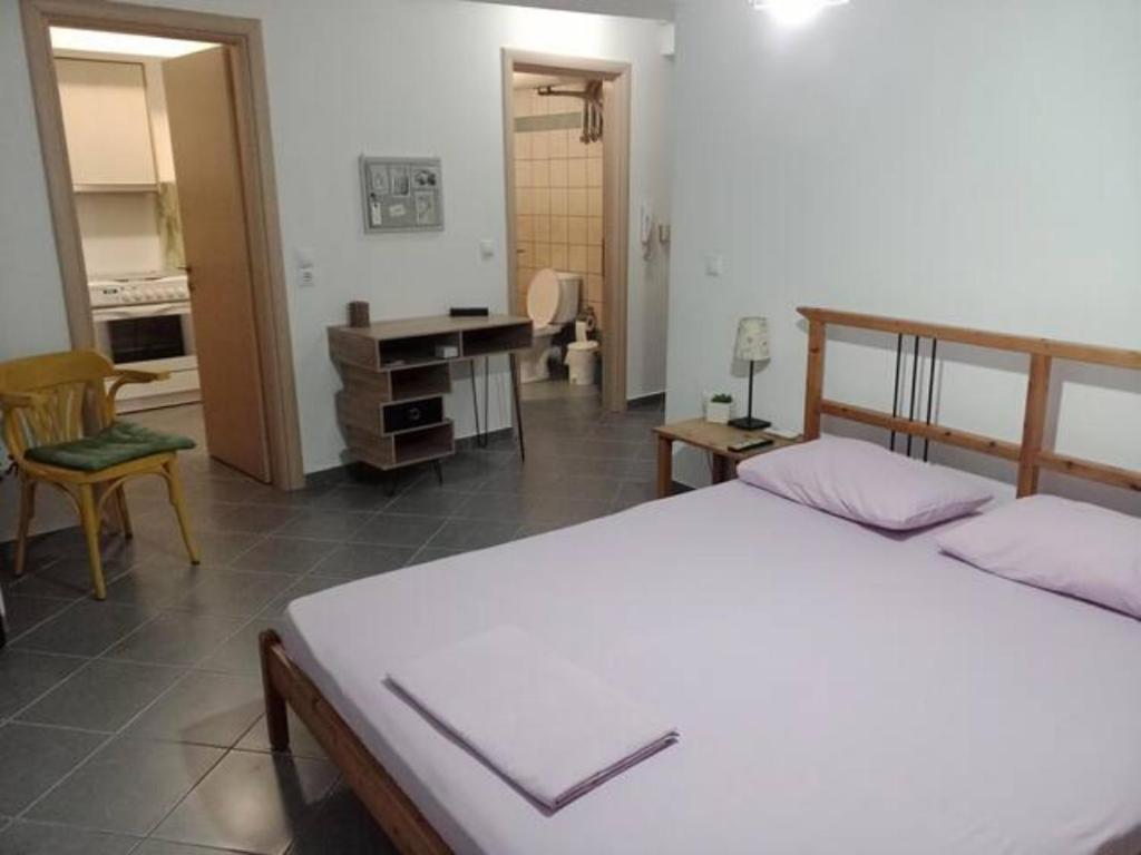 een slaapkamer met een bed en een bureau in een kamer bij Makis rooms C in Mesolongion