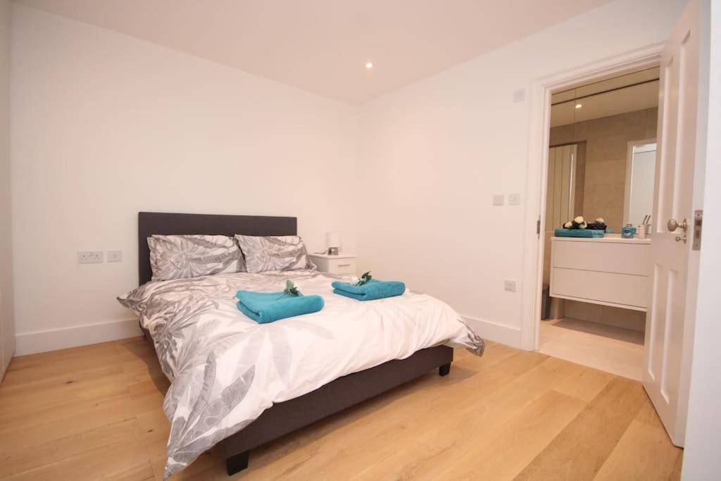 - une chambre avec un lit doté de 2 oreillers bleus dans l'établissement Lovely flat in Baker street, à Londres
