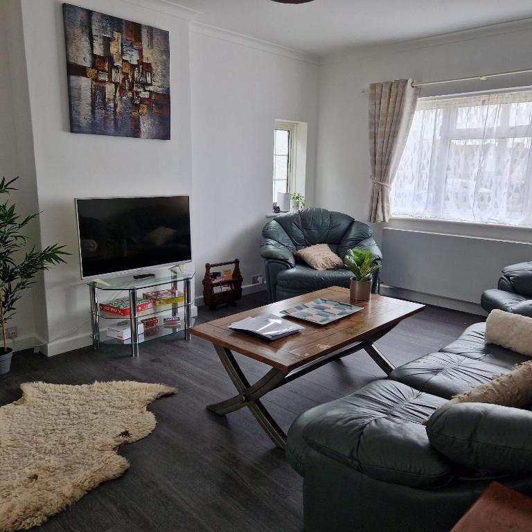 Gallery image of Stylish bungalow with complimentary breakfast on the first morning in Lancing