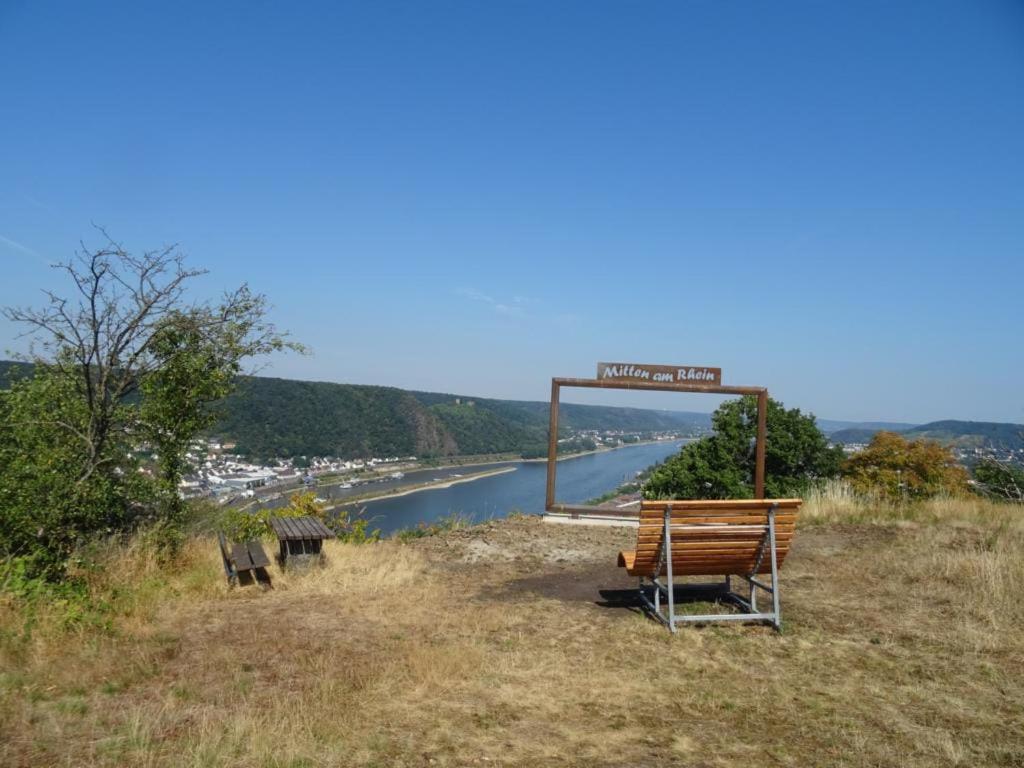 a sign on a hill next to a river at Ferienwohnung Neli am Rhein in Rheinbrohl