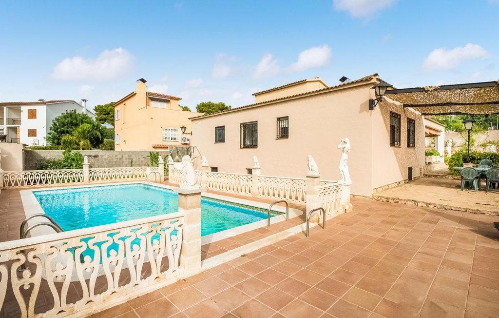 Villa con piscina y casa en Casa Roda de Berà (Barà), en Roda de Bará