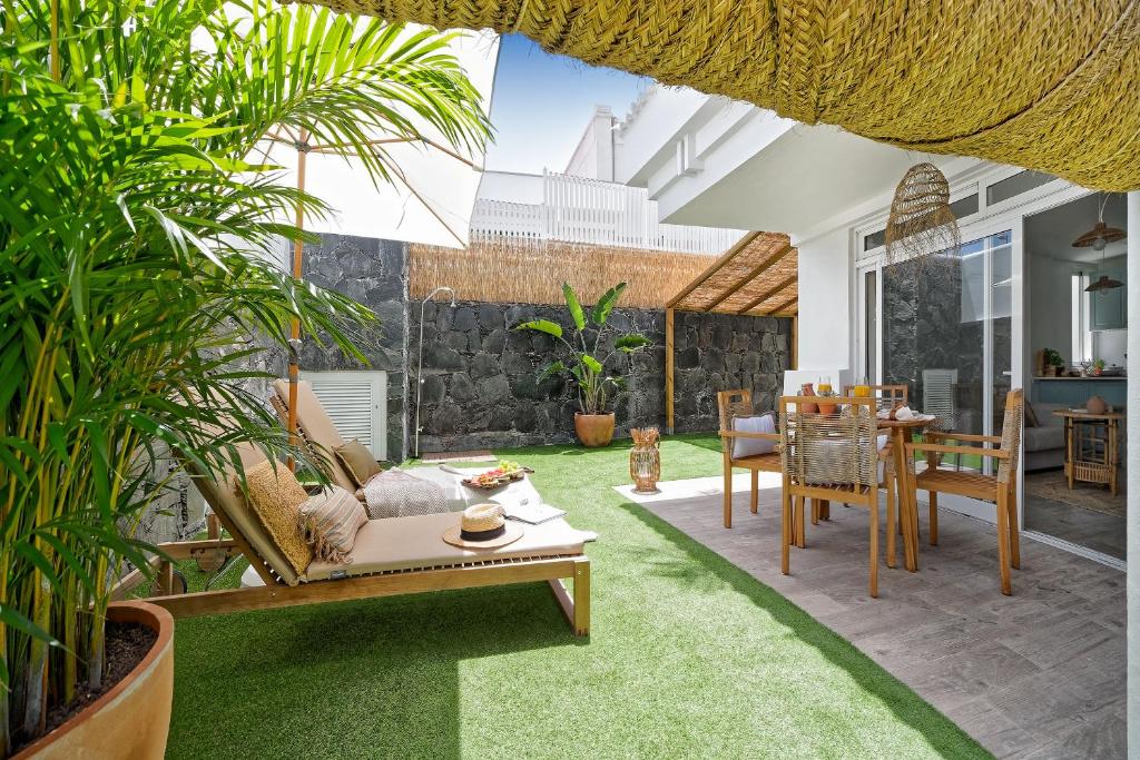 Un patio con mesa y sillas y plantas. en Pura Vida San Agustín, en San Agustín