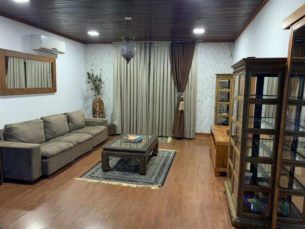 sala de estar con sofá y mesa de centro en Guarda do Embaú Morretes, en Guarda do Embaú
