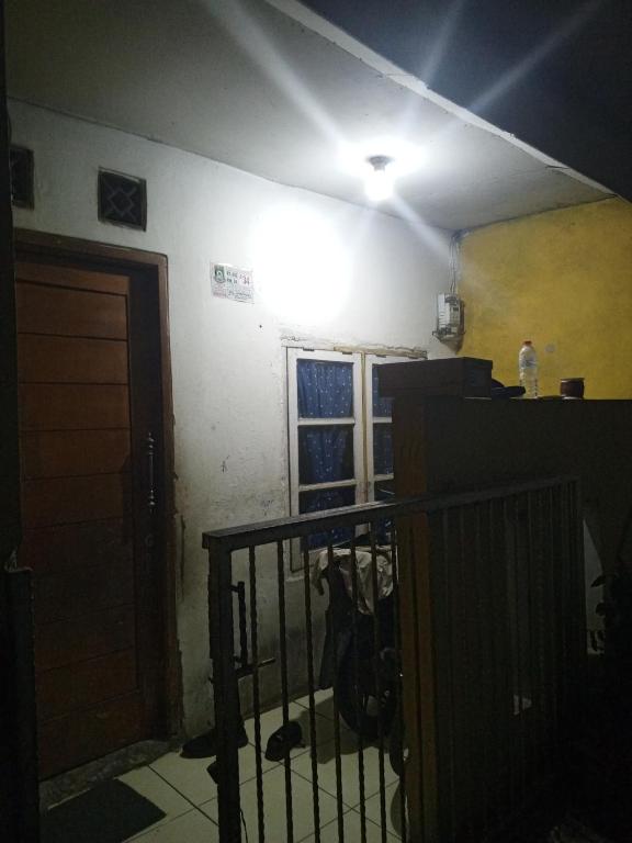 una habitación con una puerta y una puerta en una habitación en Gondrong guest house 