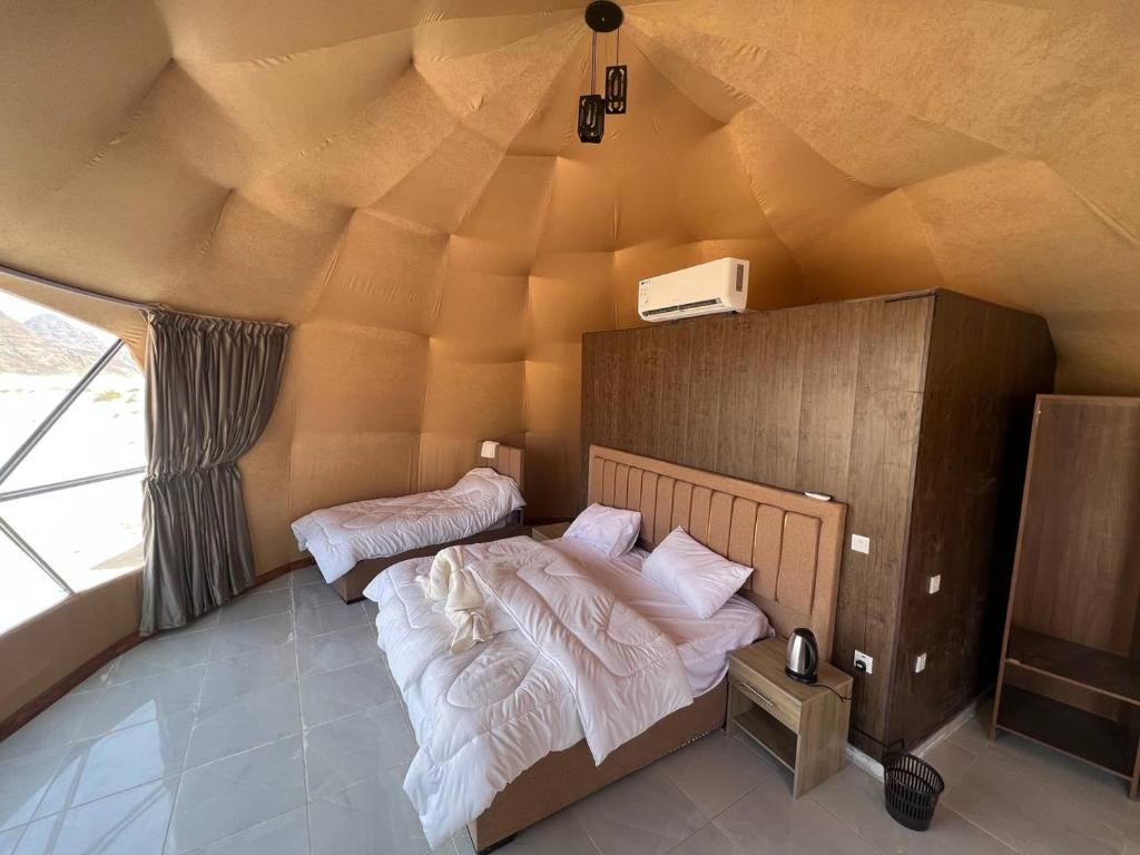 En eller flere senge i et værelse på Soheil Luxury Camp