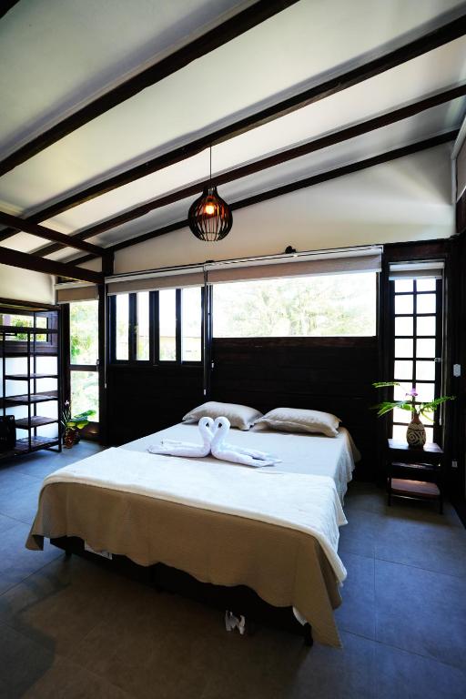 Cama ou camas em um quarto em Pousada Aquarela de Bombinhas