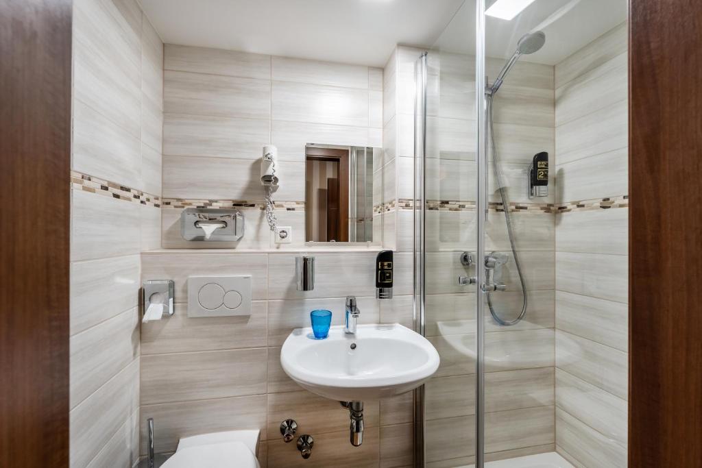 Ein Badezimmer in der Unterkunft Aspire Castillo Reutlingen, Trademark Collection by Wyndham