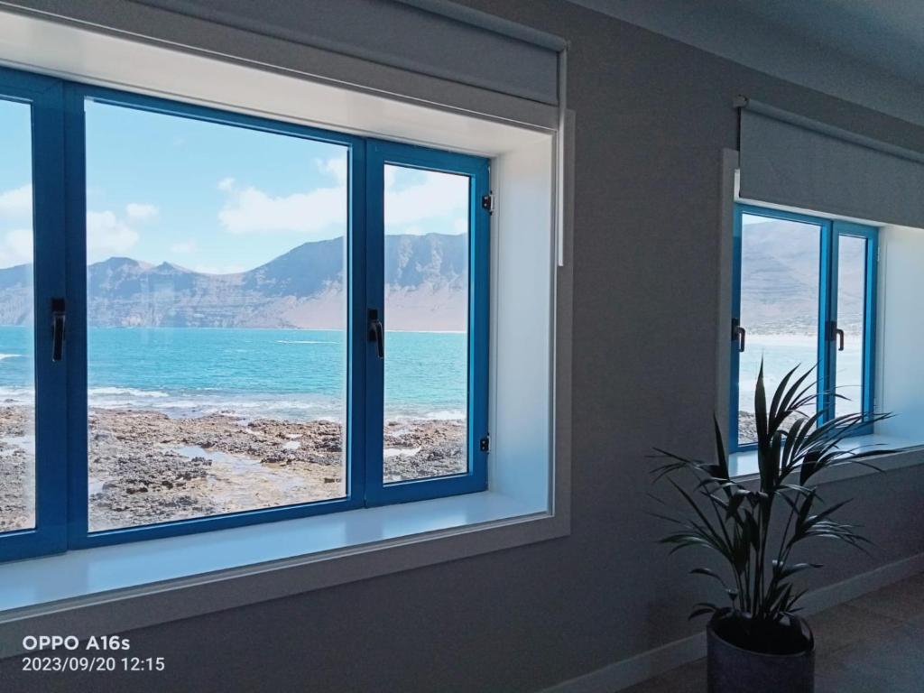 a room with a window with a view of the ocean at Casa Manrique in Famara