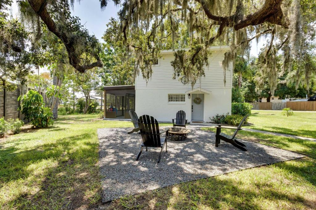 une maison avec deux chaises et une table dans une cour dans l'établissement Cozy Lakefront Clermont Retreat with Fire Pit!, à Clermont