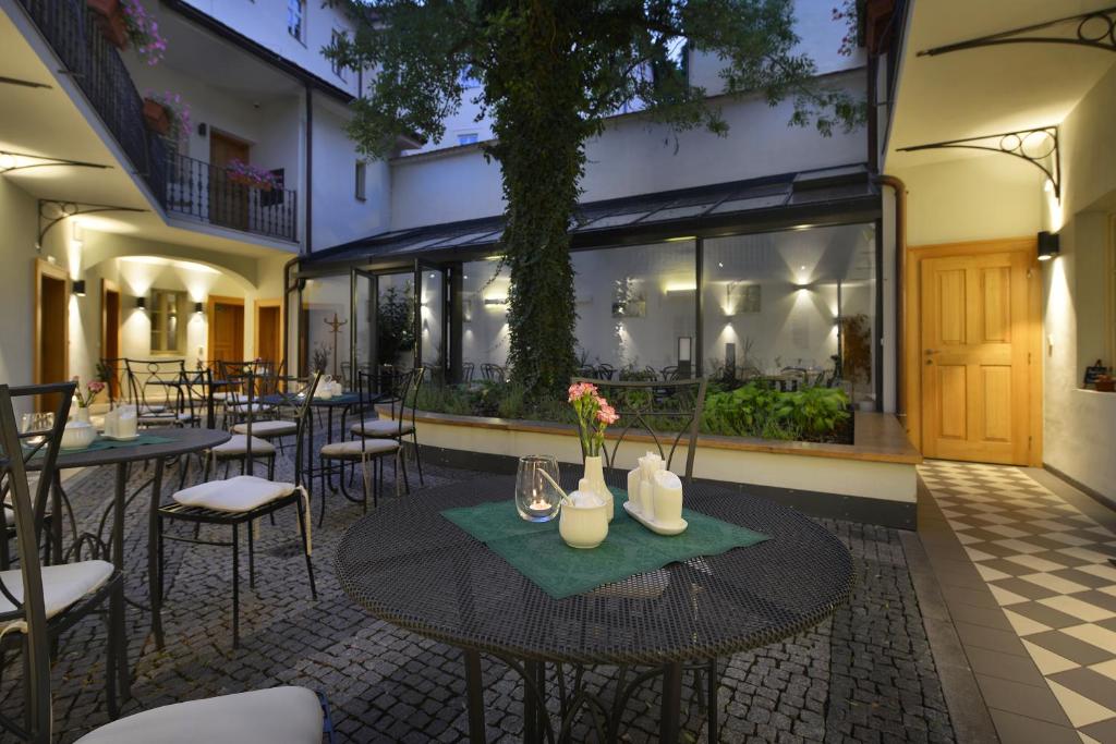 Restaurace v ubytování Hotel At the White Lily