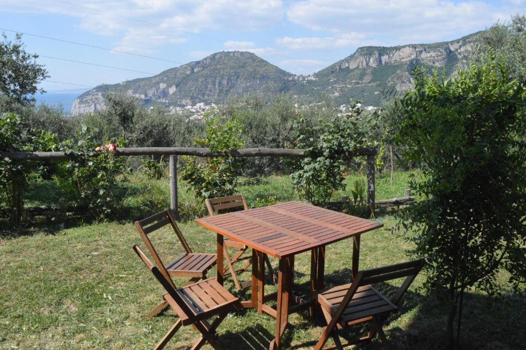 O vedere generală la munți sau o vedere la munte luată de la această pensiune agroturistică