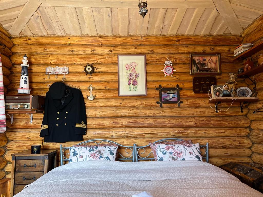 a bedroom with a bed in a log cabin at Metsakuurorti puhkekeskus, Kunksmoor house in Väike-Särge