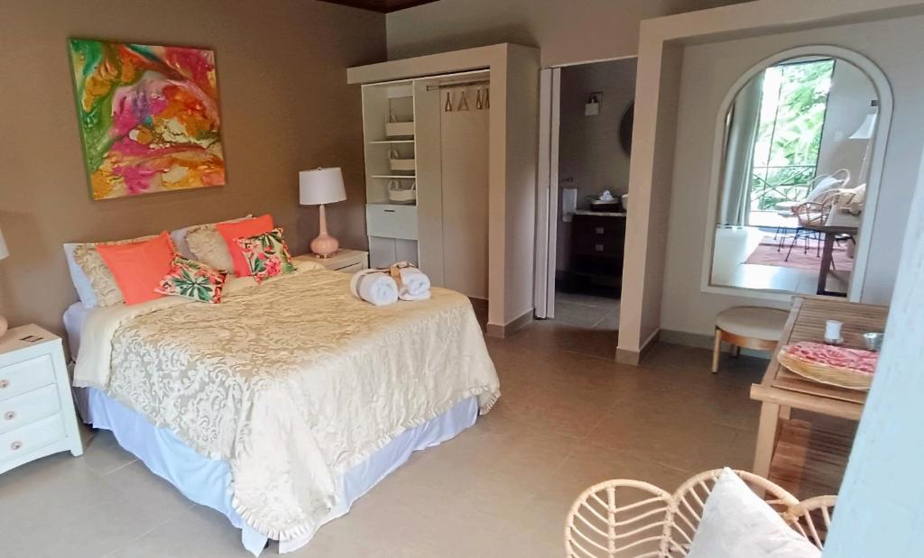 una camera da letto con un letto e due asciugamani di Suite La Orquidea a Tamarindo
