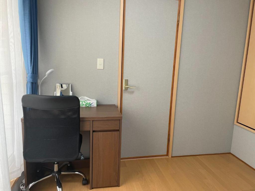 藤沢市にあるEnoshima HOME2 - Vacation STAY 20227vのデスク、椅子、ドアが備わる客室です。