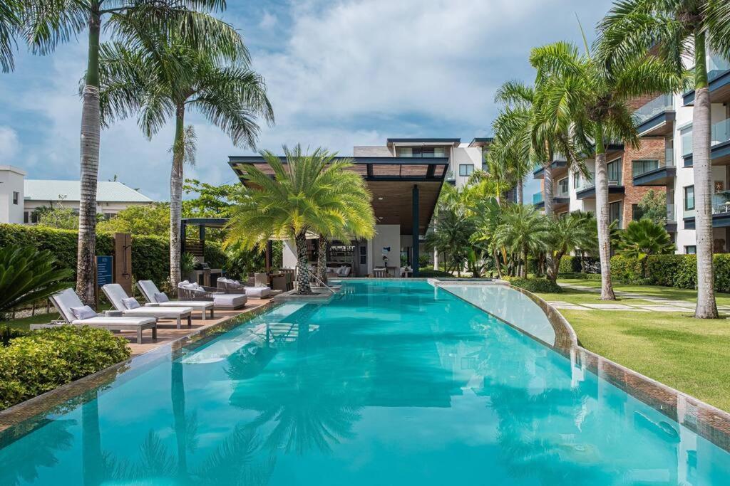 Bazén v ubytování Casa Ferreira’s, Designer Apt w/ amazing pool nebo v jeho okolí