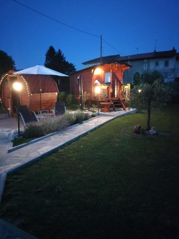 podwórko z dużym drewnianym domem z oświetleniem w obiekcie Romantic Gipsy w mieście Ivrea
