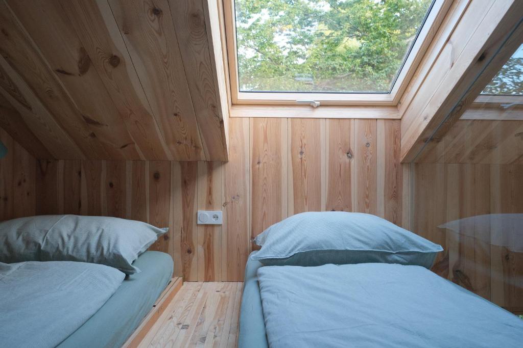 Postel nebo postele na pokoji v ubytování baumhaus buchengrün