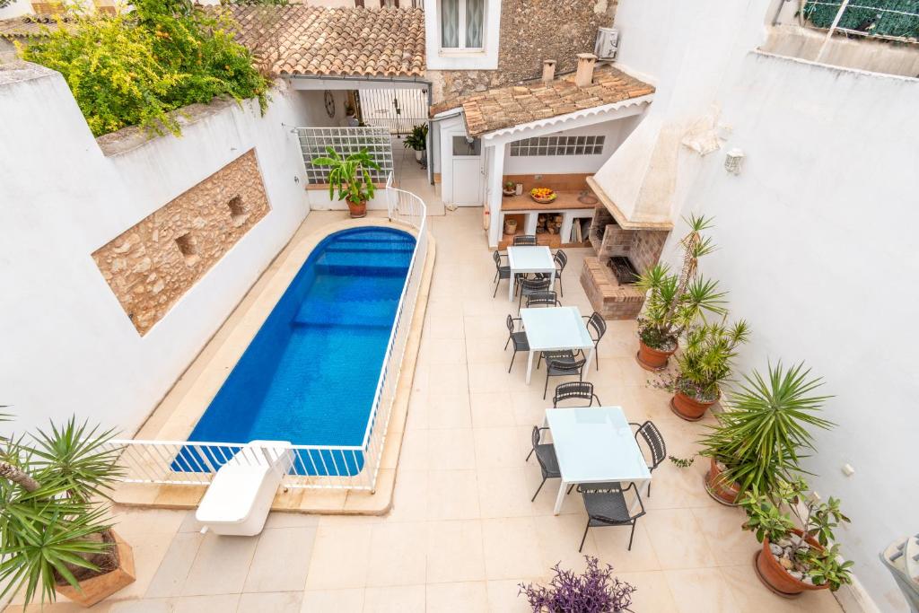 einen Blick über einen Pool in einem Haus in der Unterkunft Mallorca Can Florit in Sencelles