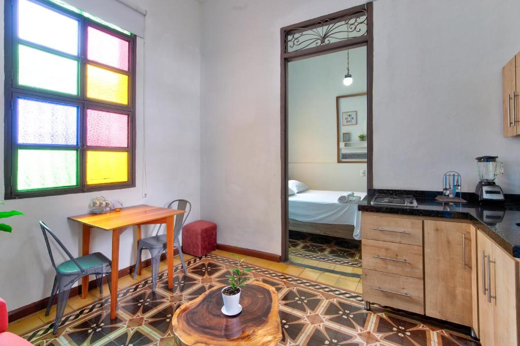 Postel nebo postele na pokoji v ubytování Casa Blanca San Antonio Hostal Boutique