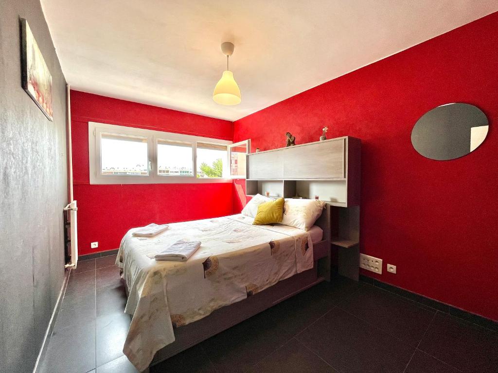 a bedroom with red walls and a bed at Appartement 6pers en résidence privée : Marseille in Marseille