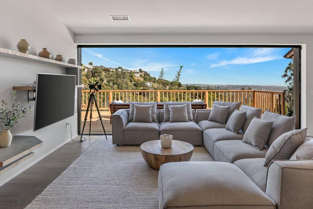 O zonă de relaxare la Breathtaking Hollywood Hills Vacation Home