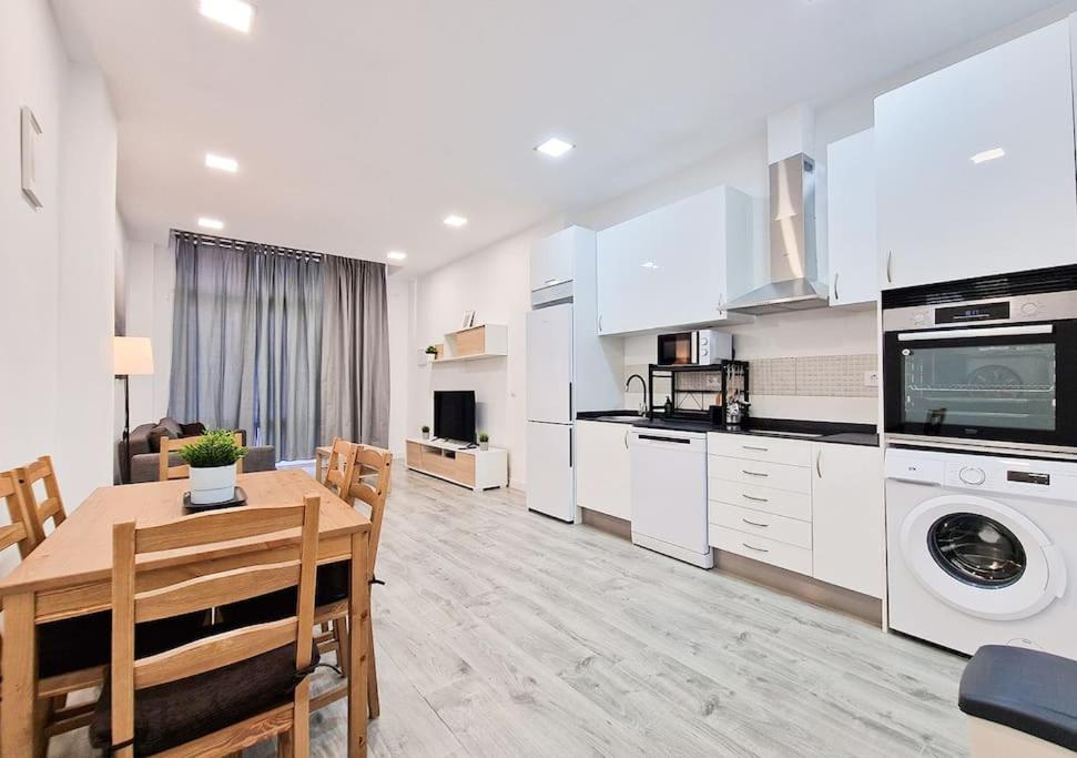 eine Küche und ein Esszimmer mit einem Tisch und einem Esszimmer in der Unterkunft Apartamento Altimiras 'Las Ventas' in Madrid