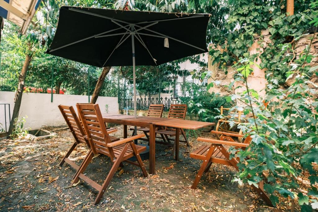 伊斯坦堡的住宿－Sleek and Central，一张木桌和椅子及雨伞