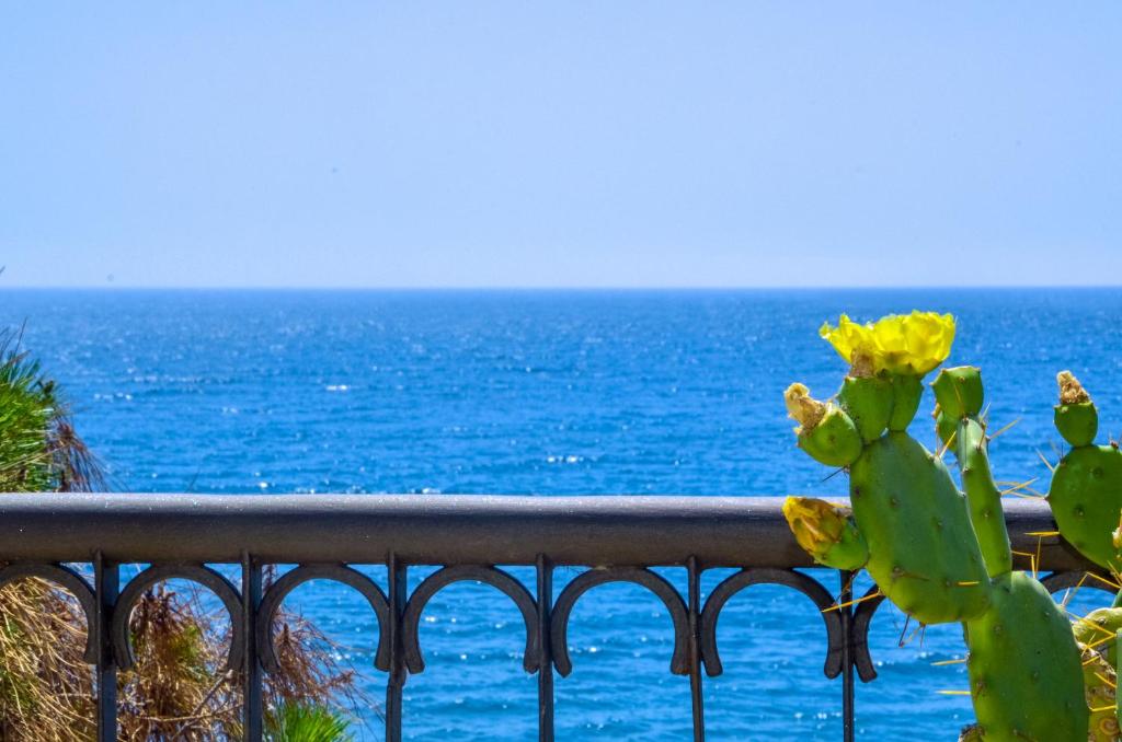 サンタ・テレーザ・ディ・リーヴァにあるCasa di Mare Barabbaのバルコニーから海の景色を望めます。