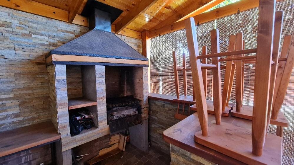 una habitación con estufa de leña en una cabaña en Casa Los Andes en Los Andes