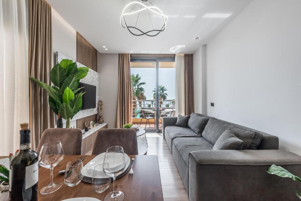 un soggiorno con un divano e un tavolo di Luxury Modern Full Seaview Retreat a Durrës