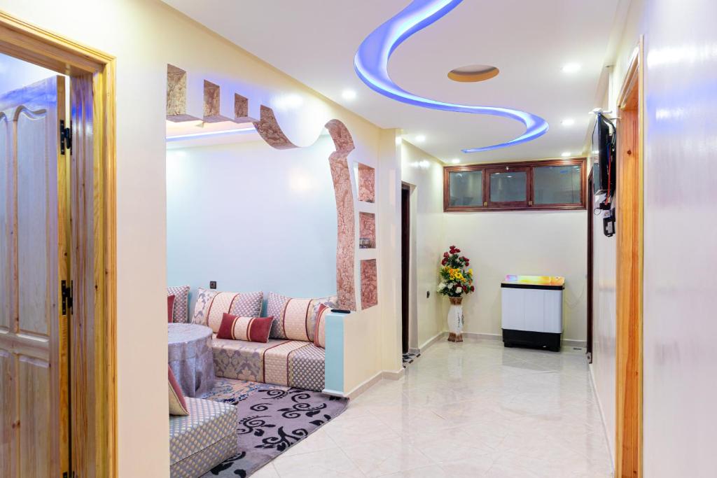 pasillo con sala de estar con techo azul en ADAM APPARTEMENTS en Dakhla