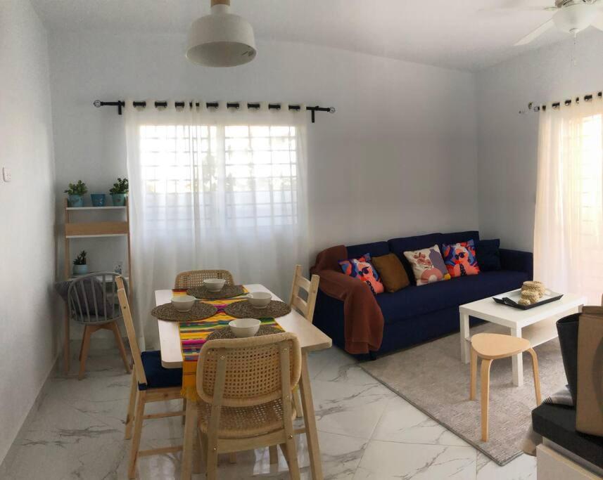ein Wohnzimmer mit einem Sofa und einem Tisch in der Unterkunft Sol Caribe 101 Bayahibe con linda piscina! in Bayahibe
