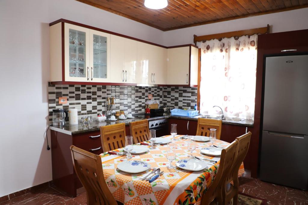 Kuchyň nebo kuchyňský kout v ubytování Villa Rexho