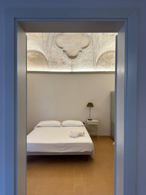 1 dormitorio con 1 cama en una habitación con techo en I Tre Re, arte e storia., en Fossombrone