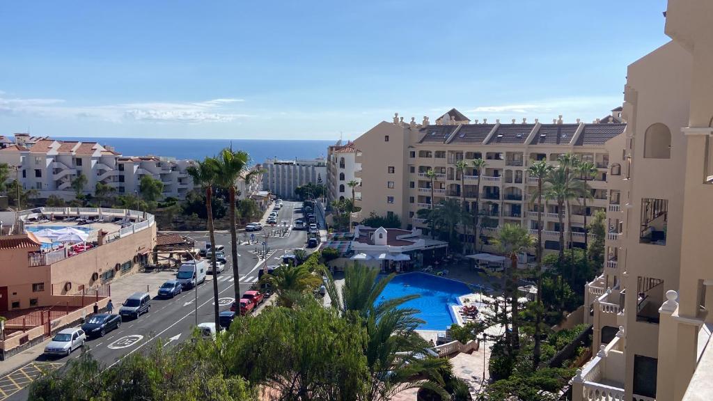 vista su una città con edifici e su una strada di TOP FLOOR, Panoramic Studio, Heated Pool a Los Cristianos