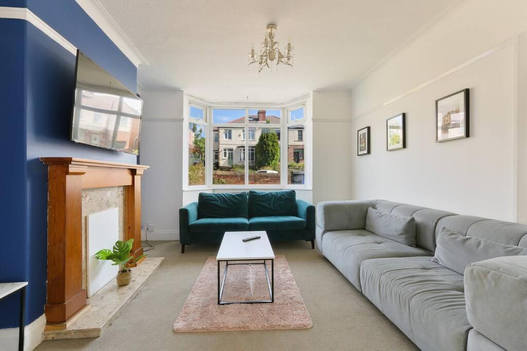 uma sala de estar com um sofá e uma lareira em Semi-Detached House Featuring a Mezzanine Level em Nether Edge
