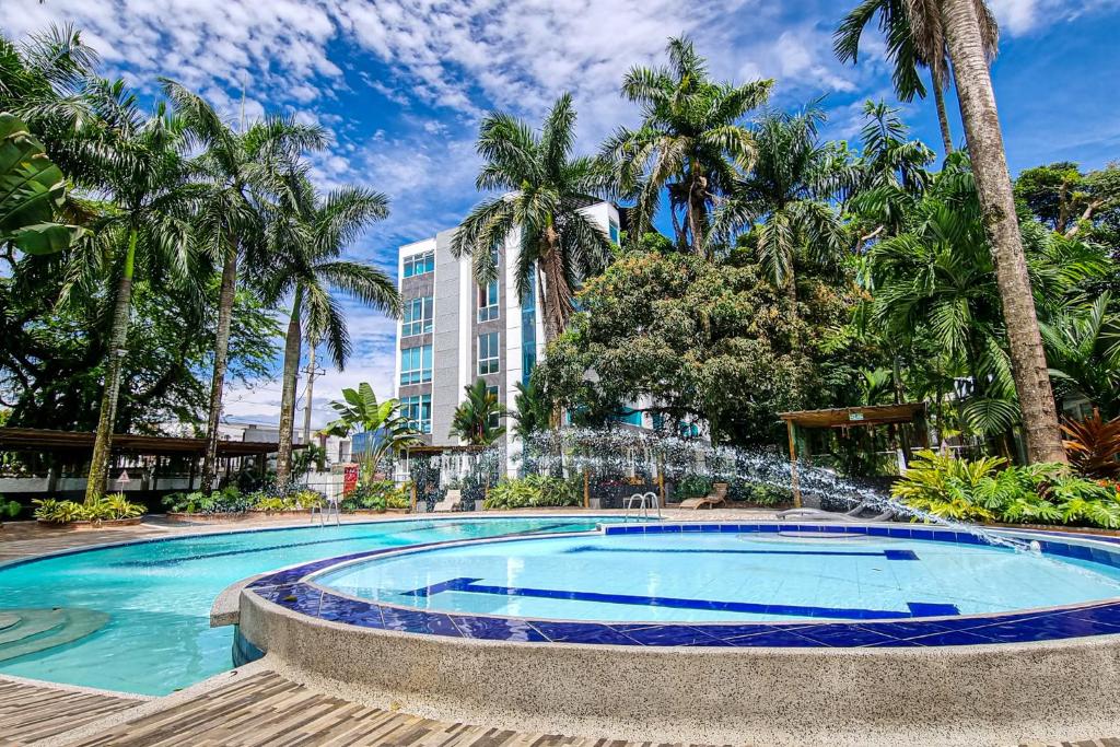 basen z fontanną przed budynkiem w obiekcie Hotel Wayra Club w mieście Acacias