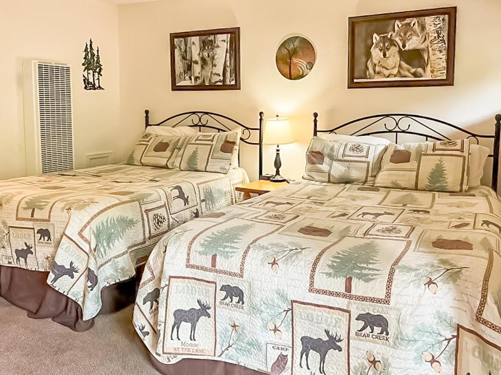 - 2 lits dans une chambre avec 2 lits dans l'établissement Nicky's Resort, à Estes Park
