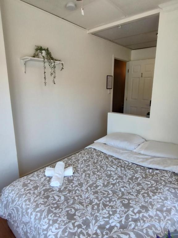 una camera da letto con un letto e un asciugamano sopra di welcome to airbnb a Saint-Jean-sur-Richelieu