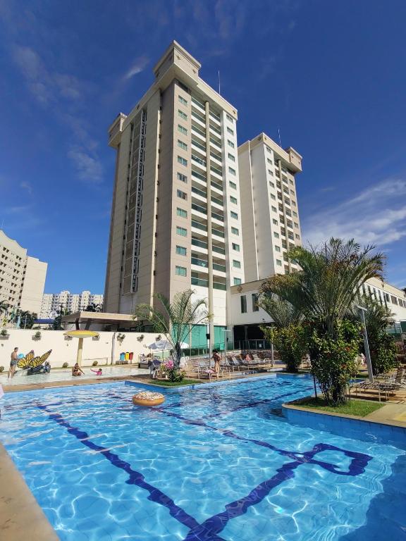 a large swimming pool in front of a large building at Águas do Paranoá in Caldas Novas