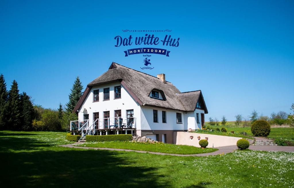 オストゼーバート・ゼリンにあるDat Witte Hus Moritzdorf Rügen Ferienwohnungen - ruhige Lageの茅葺き屋根の大白い家