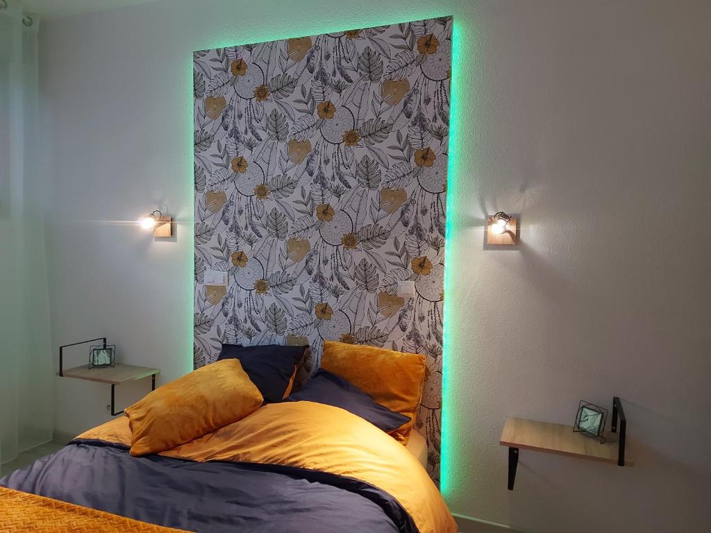 Postel nebo postele na pokoji v ubytování Appart' DuChatelain lumineux, vue sur château