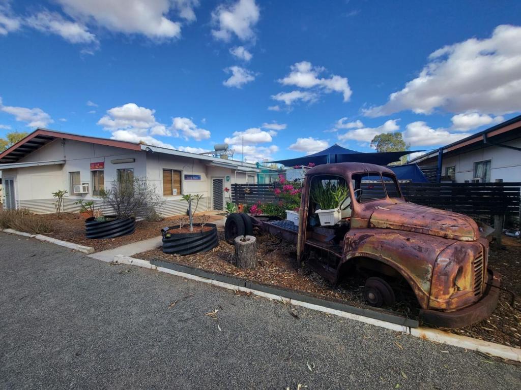 un viejo camión oxidado sentado en un estacionamiento en Everlasting Guesthouse Morowa, 