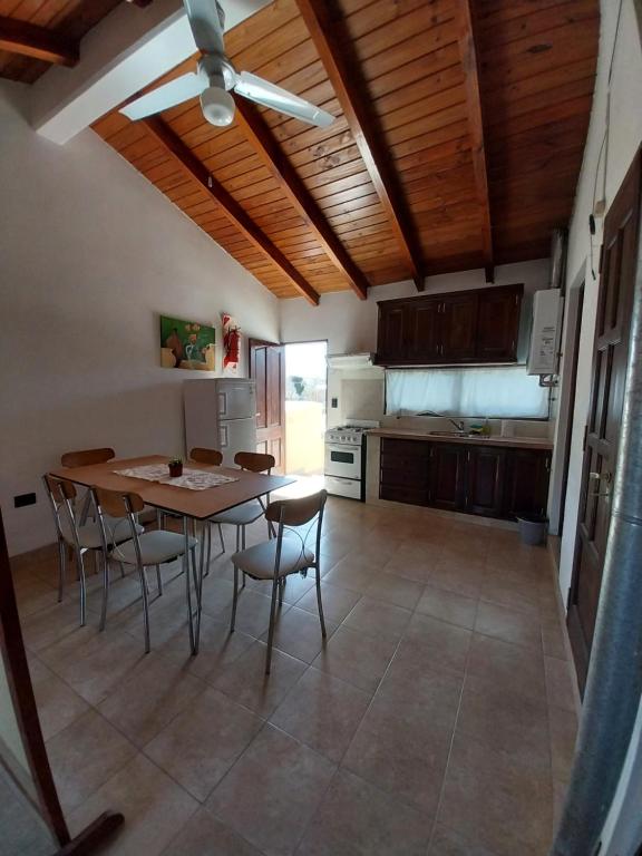Una cocina con una mesa y sillas en una habitación. en Lo de Mora, en Cafayate