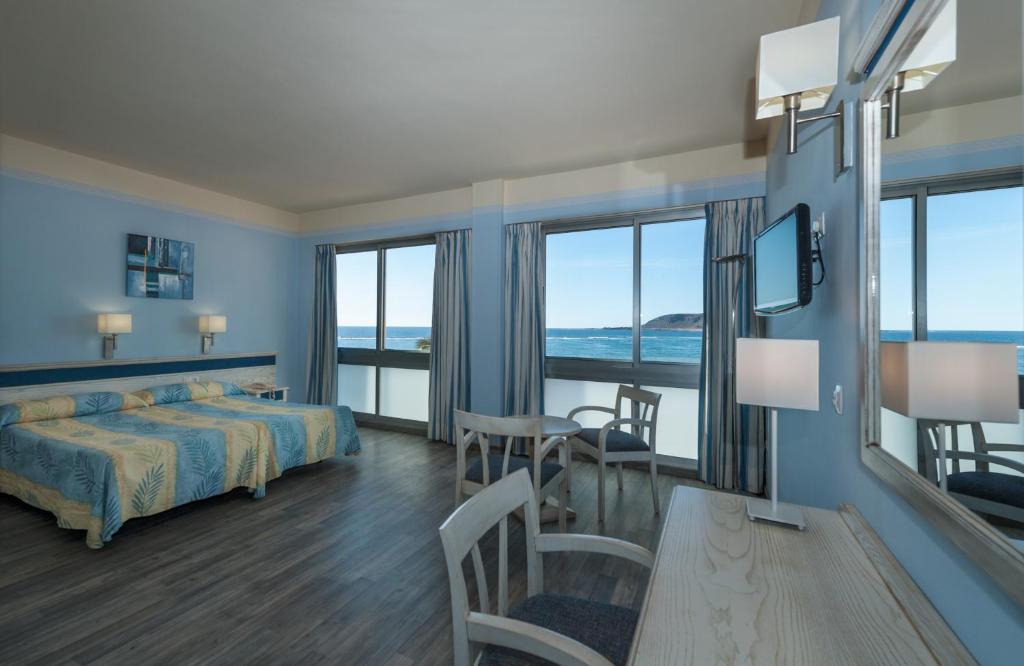 Posteľ alebo postele v izbe v ubytovaní Apartamentos Colón Playa