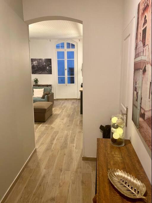 - un salon avec une table et une chambre avec un canapé dans l'établissement Bel appartement climatisé proche calanques vieux port, à La Ciotat