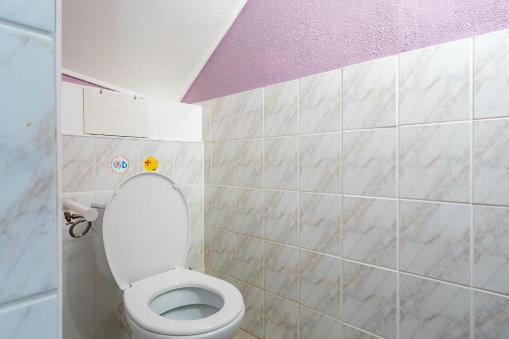 a bathroom with a white toilet with a purple ceiling at Maison des Charmettes in Nîmes